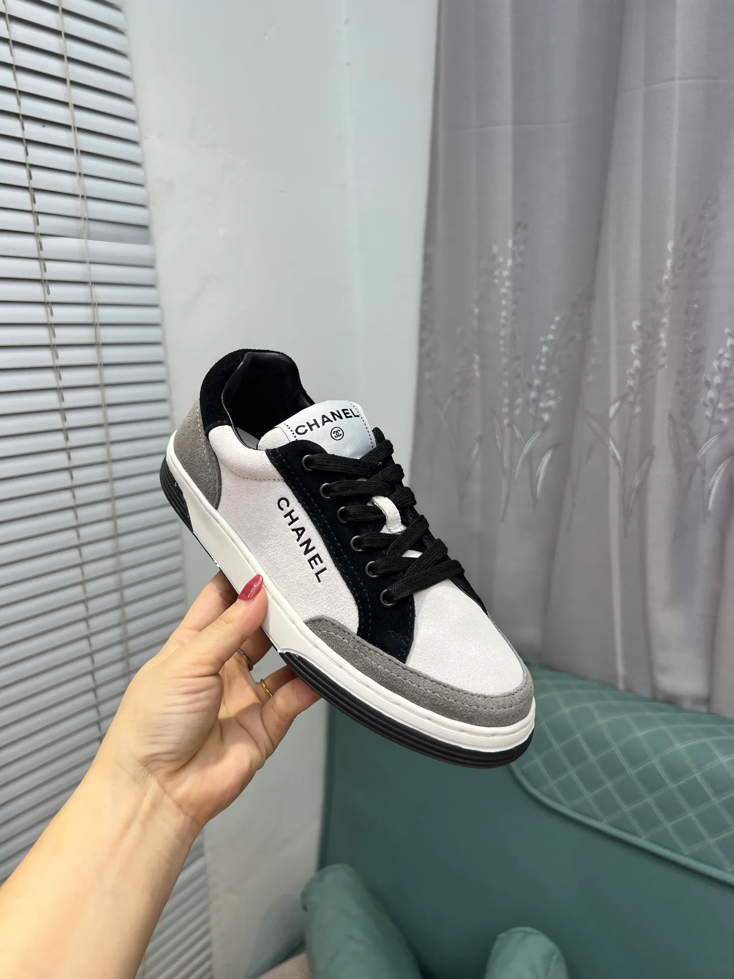 Men's men's shoes 💰620 Exclusive real shot (top version) CHANEL Chanel's new panda sneakers Panda shoes Chanel 2025ss color matching thick-soled casual sports shoes sneakers Counter synchronization The counter is very popular Very difficult to buy a shoe The most popular thick-soled panda shoes on the Internet It is obvious that Xiaoxiang control cannot miss it Simple and versatile white shoes that have both good looks and comfort Thick sole increases height, is super versatile and can be worn with eyes closed😍 Whoever wears it will look better. Upper: calfskin. Lining: imported sheepskin lining. Outsole: TPU original outsole. Size: 35-44 (41 for women, 40 for men, custom made).